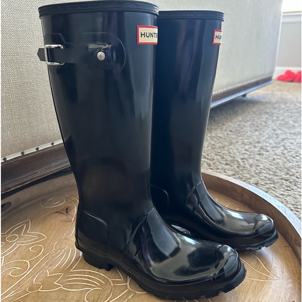 Hunter original gloss black boots! Size 5 Big kids also fits WOMANS in a size 7